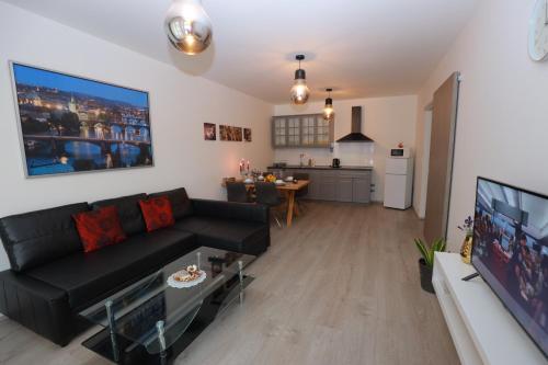 Modern Apartment • Garden • Near The City Center, Прага (фото 10)