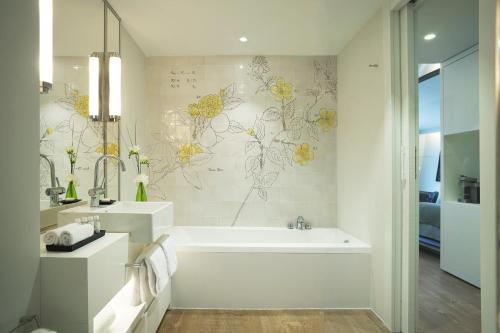 room detail thumbnail 2