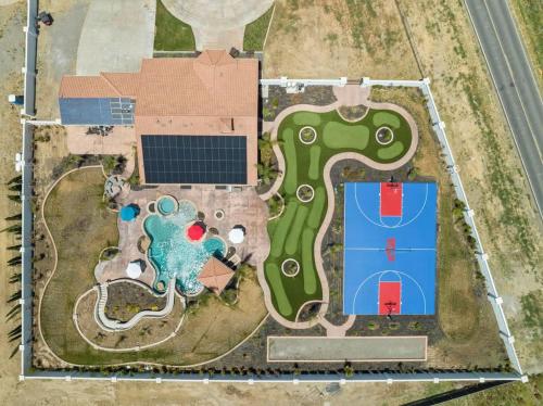 4BR LUXURY ENTERTAINMENT OASIS in ลาทรอป (CA)