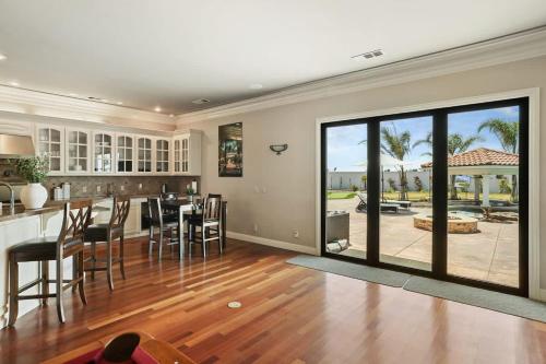 4BR LUXURY ENTERTAINMENT OASIS in ลาทรอป (CA)