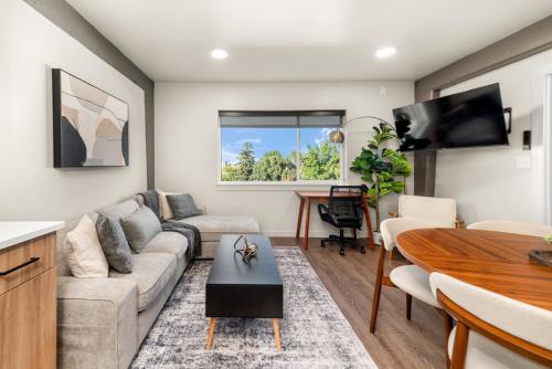 2BR in Downtown with Parking – khách sạn tại Cliffcannon
