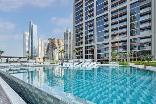 Modern Studio in Peninsula One with Canal Views, Dubai