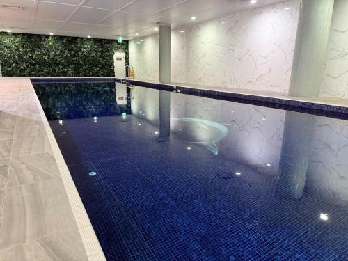 Prime Mascot 2BR Pool Gym Sauna Access - image 14