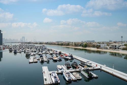 Luxury Upgraded Palm Studio with Marina and Yacht Views, Dubái
