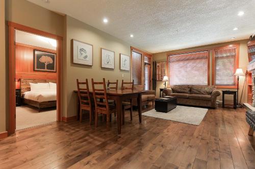 Slalom Creek 2 Bedroom & Den in Rossland (Brit Kolumbia)