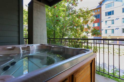 Slalom Creek 2 Bedroom & Den in Rossland (Brit Kolumbia)