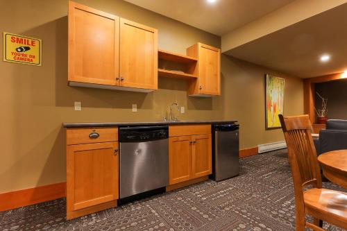 Slalom Creek 2 Bedroom & Den in Rossland (Brit Kolumbia)