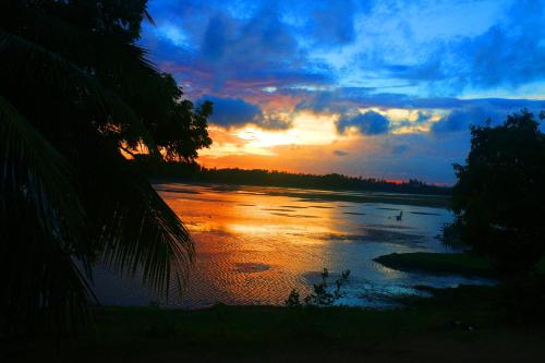 Diya Dahara Lake Resort