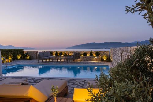 Skats, Seafront Villa Ciel with Private Pool in Nafpaktos in Antirio
