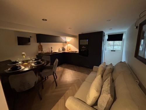Otter Hollow - a spacious central apartment in Ilkley