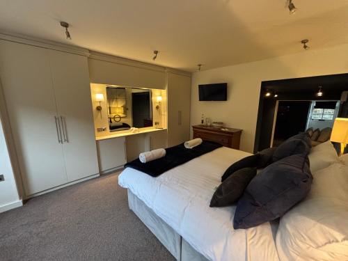 Otter Hollow - a spacious central apartment in Ilkley