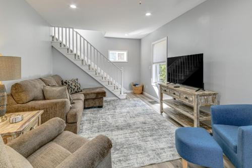 . Walk to Main Street! Updated Norwich Home