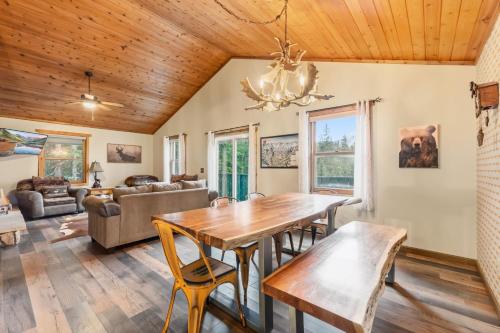 Blue River Escape Private Sauna plus Nearby Trails in Blue River