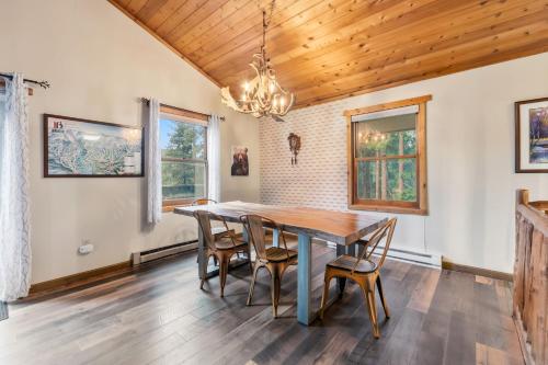 Blue River Escape Private Sauna plus Nearby Trails in Blue River