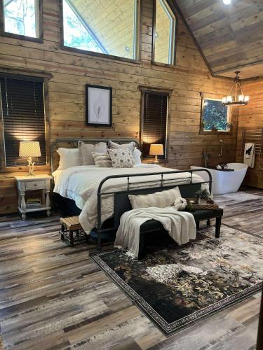 The Adirondack Honeymoon Hot Tub Soaking Tub Wood Burning Fireplace in Stephens Gap, USA