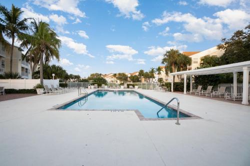 Modern Bauhaus Condo with Pool in อินเดียแลนติก (FL)