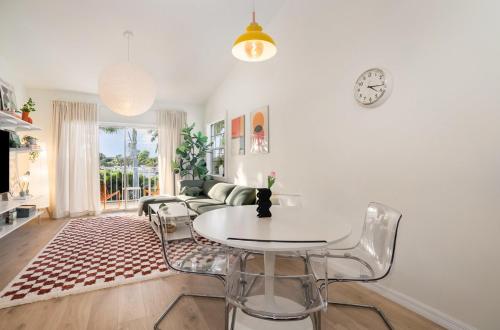 Modern Bauhaus Condo with Pool in อินเดียแลนติก (FL)