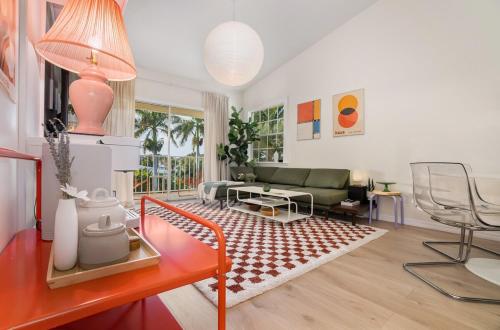 Modern Bauhaus Condo with Pool in อินเดียแลนติก (FL)