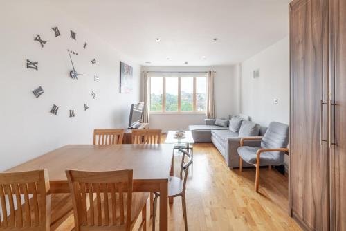 Modern 2BR Apartment in West London Car Garage, London