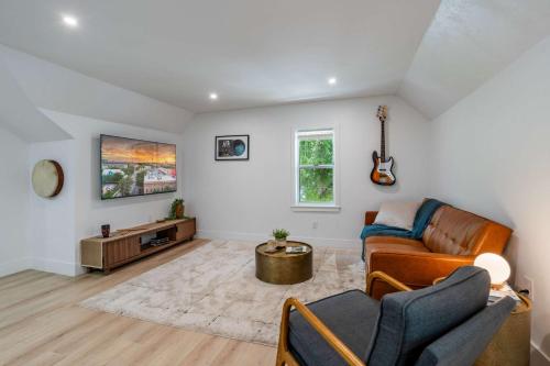 The Key Reno'd Historic 1BD 1 Mile to UF & DT image