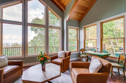 Mtn Views and Spacious Deck! Modern Caldwell Getaway in Fairlea