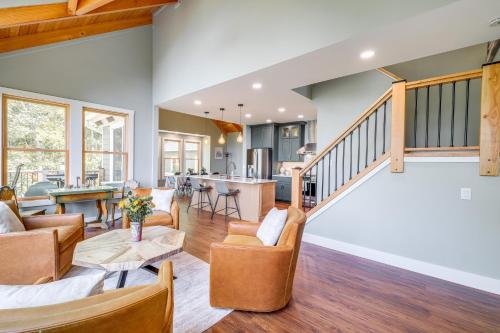 Mtn Views and Spacious Deck! Modern Caldwell Getaway in Fairlea