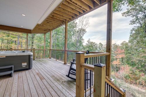 Mtn Views and Spacious Deck! Modern Caldwell Getaway in Fairlea