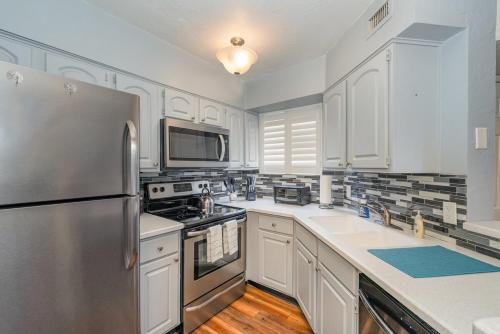 Serene Zen King Bed Condo - Half Mile from Beach in 印第亞蘭提