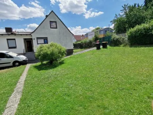 Ganzes Ferienhaus Familien Resort mit 800qm umzäunten Garten mit Grill Pavillon, 4 Zimmer und Wohnzimmer, Küche, Bad, inkl Gratis Frühstück, Parkplätze, WiFi, so Privat wie zu Hause, in Kassel am Glockenbruchweg in Kassel, Deutschland