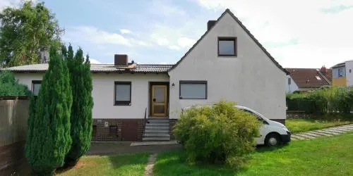 Privates Ferienhaus mit 800qm umzäunten Garten und Grill Pavillon, 4 Zimmer und Wohnzimmer, Küche, Bad, inkl Gratis Frühstück, Parkplätze, WiFi, so Privat wie zu Hause, in Kassel am Glockenbruchweg in Kassel, Deutschland