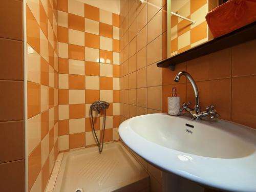 화장실, bourazani treis xarites in 클레이도니아