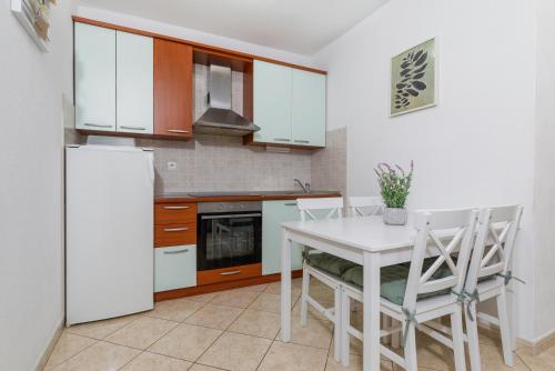 Apartments and rooms by the sea Brela Makarska - 2752 - image 2