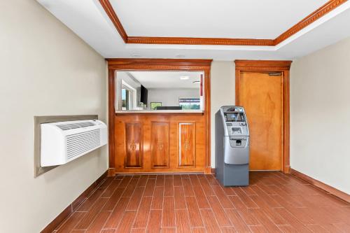 Red Carpet Inn and Suites in เบลล์มาร์ (NJ)