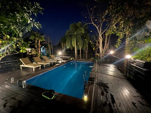 สระว่ายน้ำ, Ta Thai Cooking & Stay in ศรีสำโรง