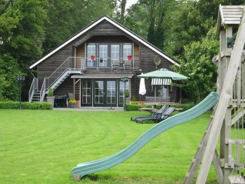 Holiday Home in Noordbeemster with Bubble Bath, Oudendijk