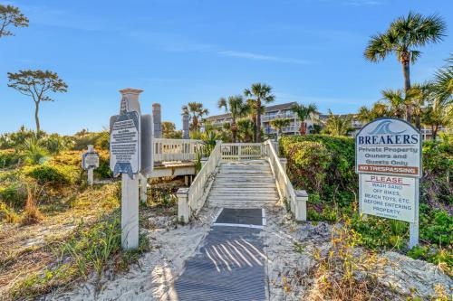 Surrounding environment, Breakers 328 Oceanfront Hilton Head Condo Direct Beach Access - Vacation Rental HHI LLC in Hilton Head Island (SC)