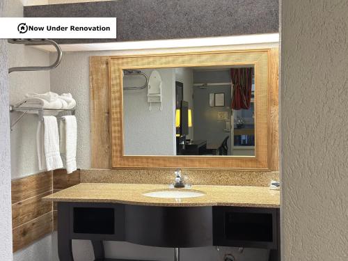 The Lodge Hotel and Banquets - image 12