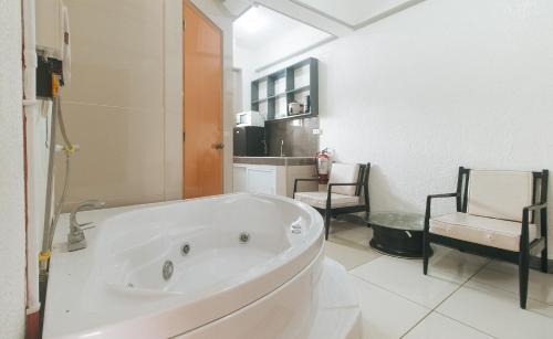 room detail thumbnail 2