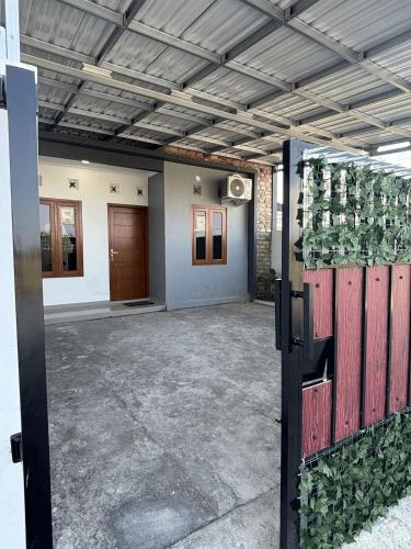 ระเบียง/ชานเรือน, Nevia House - Comfortable Place With Family in สุโกฮาร์โจ