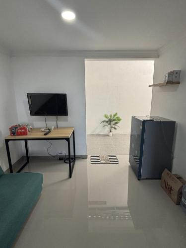 ห้องส่วนกลางสำหรับนั่งเล่น/ดูทีวี, Nevia House - Comfortable Place With Family in สุโกฮาร์โจ