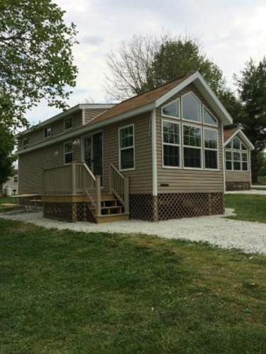 Circle M Camping Resort Loft Park Model 23 in Wabank, USA