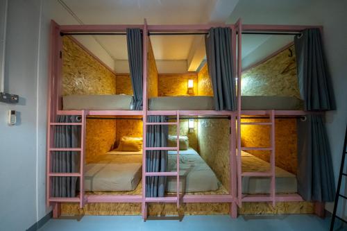 The Brownstone Hostel & Space in Іпох