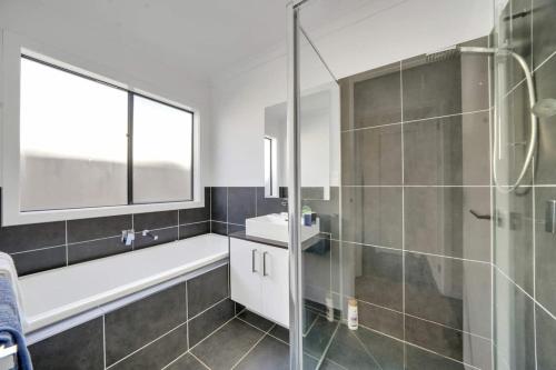 Modern Comforts in a Spacious 3BR Family Retreat in 卡羅林斯溫泉