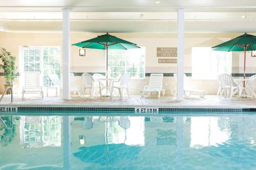 Country Inn & Suites by Radisson Rocky Mount NC - image 2