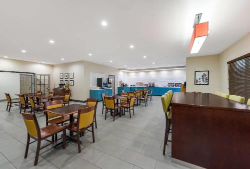 Country Inn & Suites by Radisson Findlay OH - image 13