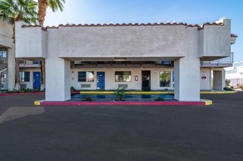 Rodeway Inn & Suites Thousand Palms - Rancho Mirage in Thousand Palms, USA