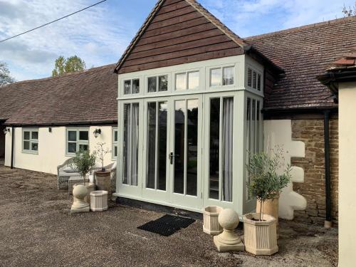 The Byre, at Cradle Barn offering a king suite – khách sạn tại Abingdon