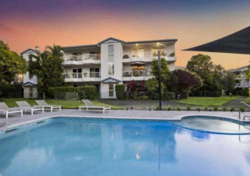 Burleigh Breeze 2 Bed Beach Walk Retreat