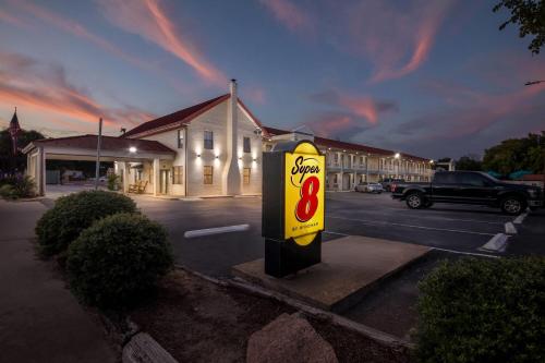Super 8 by Wyndham Fredericksburg in Fredericksburg, USA