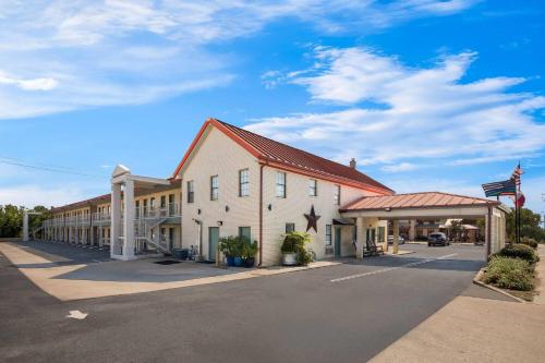 Super 8 by Wyndham Fredericksburg in Fredericksburg, USA